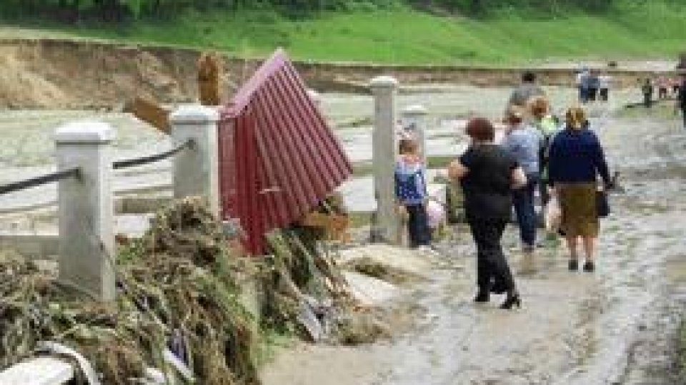 Zece sate izolate în judeţul Vrancea