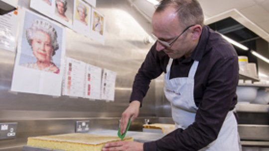 Portret gigant al Reginei Marii Britanii făcut din prăjituri