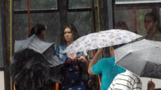 Revin ploile la început de weekend