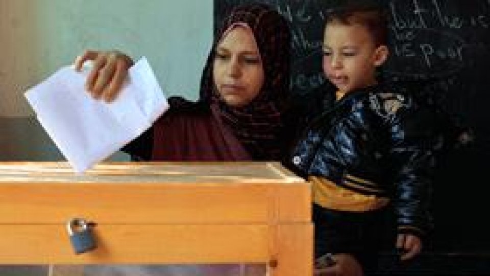 Egiptenii merg la urne pentru a-şi alege preşedintele