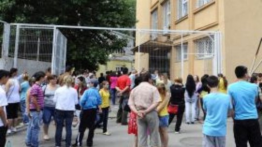 Absolvenţii clasei a 8-a susţin luni evaluarea naţională