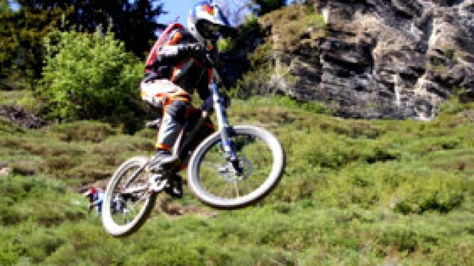 Peste 100 de concurenţi la maratonul Mountain Bike