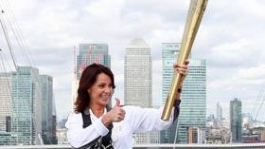 Nadia Comăneci a purtat torţa olimpică