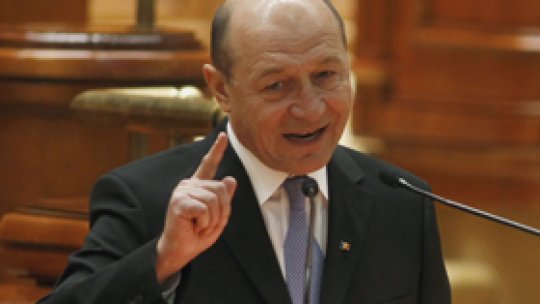 Modificarea Constituţiei "odată cu referendumul de suspendare"