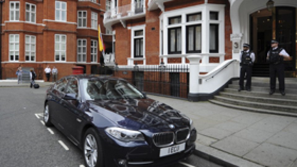 Julian Assange, la un pas de a fi arestat la Londra
