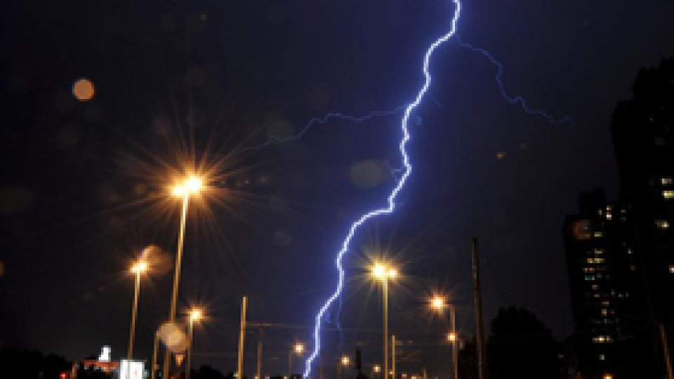 Meteorologii au instituit cod galben de vijelii