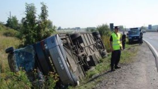 Five people injured after a bus overturned