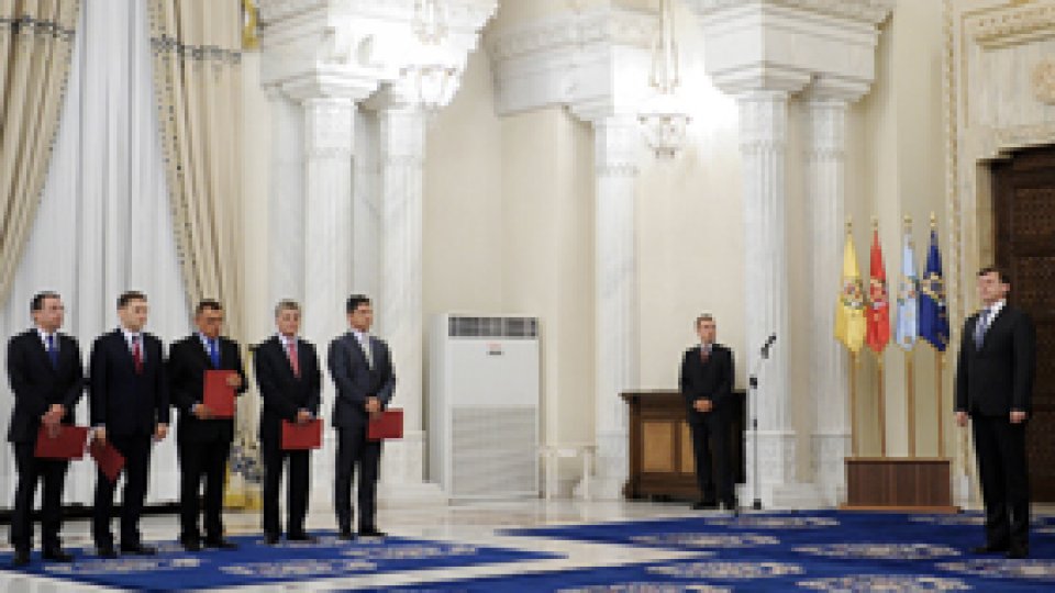 Cinci din cei şase miniştri propuşi au depus jurământul