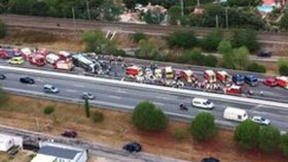 40 de români, răniţi într-un accident rutier în Franţa