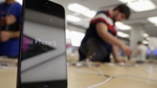 Apple îşi cere scuze pentru aplicaţia de hărţi a iPhone 5