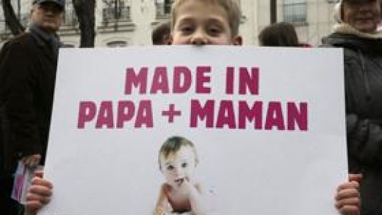 Proteste la Paris împotriva adopţiilor de către homosexuali