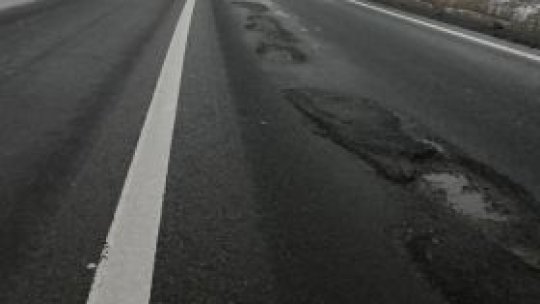 Gropi şi denivelări în drumuri proaspăt reabilitate