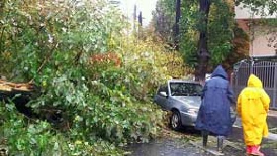 Trafic dificil din cauza condiţiilor meteo (UPDATES)