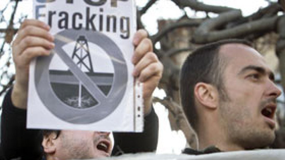Chevron "suspendă exploatarea gazelor de şist la Pungeşti"