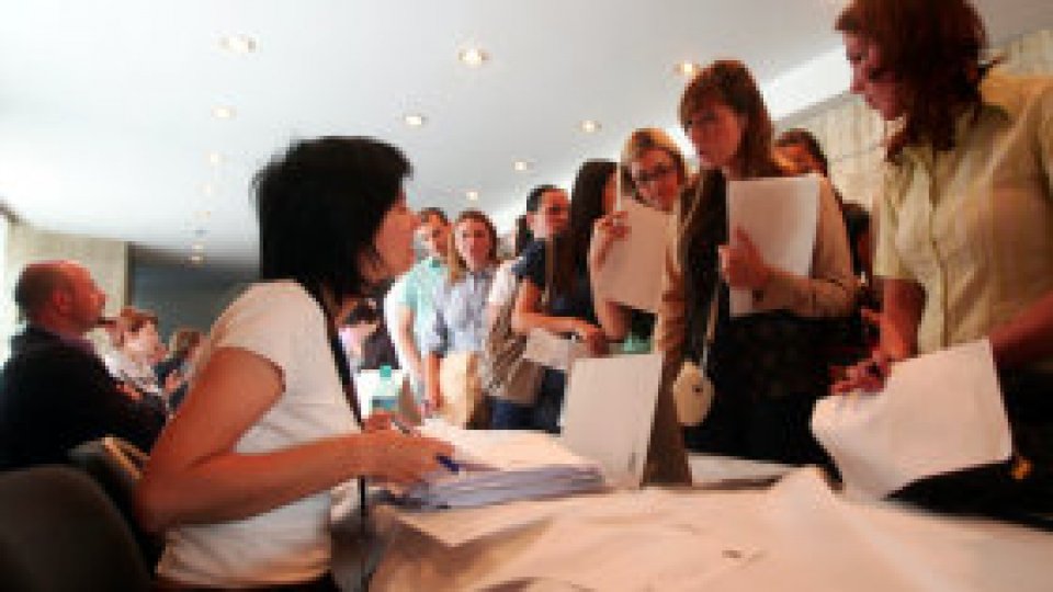 Jumătate dintre angajaţii temporari, "cu studii superioare"