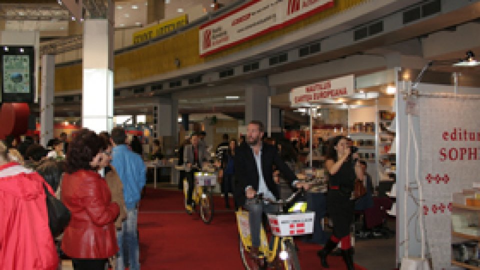 Autori nordici, pe biciclete la Târgul Internaţional Gaudeamus