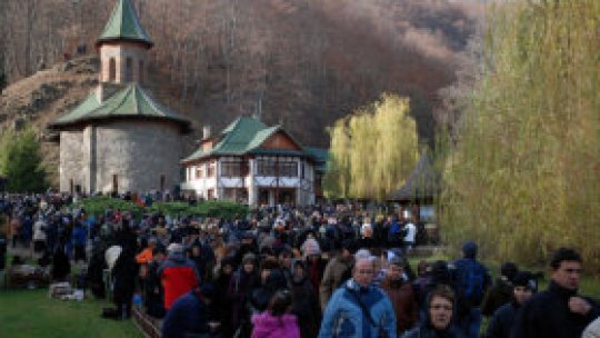 Mii de oameni, aşteptaţi la mormântul părintelului Arsenie Boca 