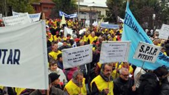 Sindicaliştii "Spiru Haret" continuă acţiunile protestatare