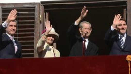 Regele Mihai, felicitat de mii de oameni la Palatul Elisabeta