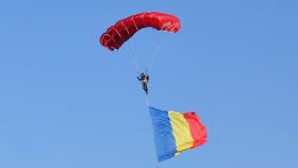 Simbolul Marii Uniri a sosit din văzduh, la Târgu-Mureş