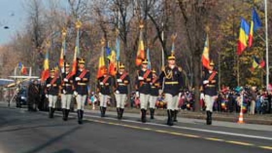 Mii de bucureşteni au urmărit parada militară de 1 Decembrie