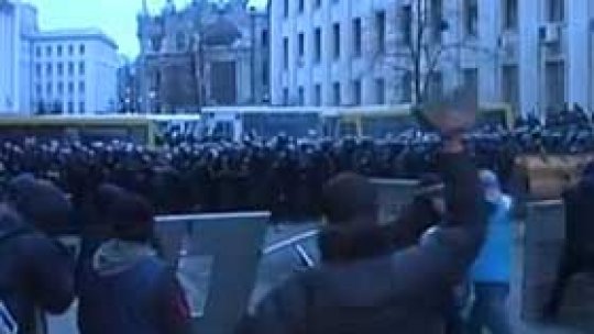 La Kiev, noi ciocniri între scutieri şi demonstranţi