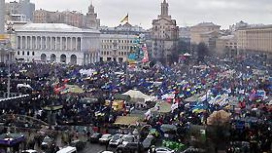 Protestatarii din Kiev refac baricadele demontate de poliţie