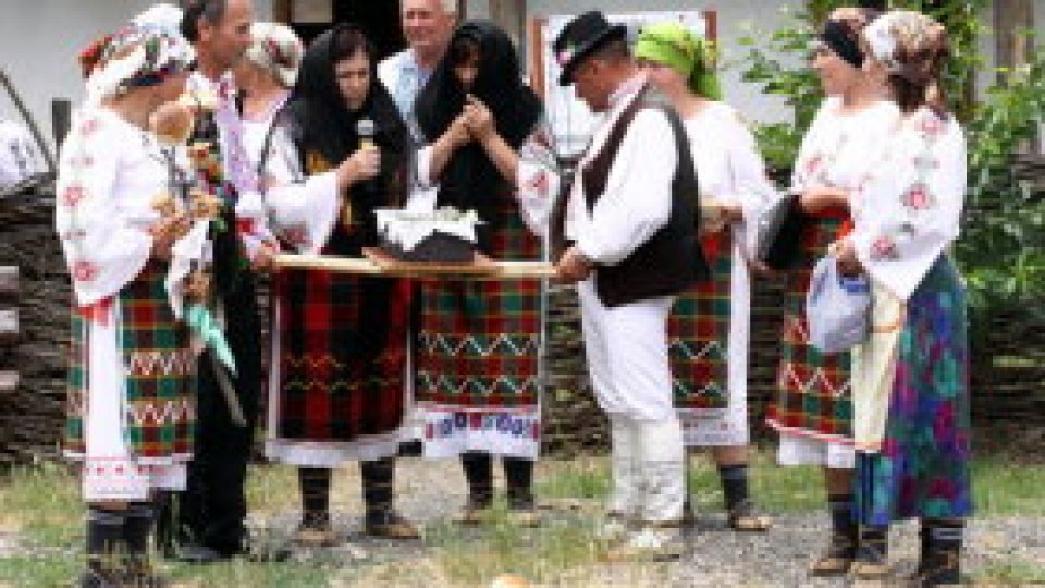 Sălăjenii scot la purtat costumele populare şi opincile