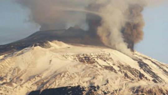 Traficul aerian, perturbat de erupţia vulcanului Etna
