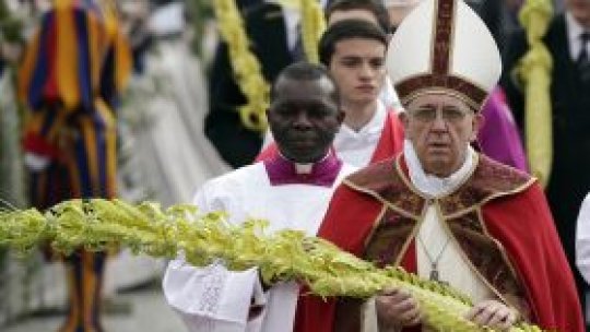 Papa Francisc împarte cadouri de Crăciun săracilor