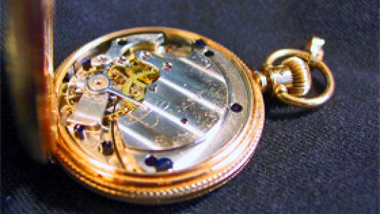 Ceasul indică ora Crăciun şi un sfert