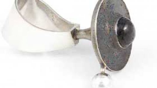 O bijuterie cu semnătură "cere mult de la cel care o priveşte"