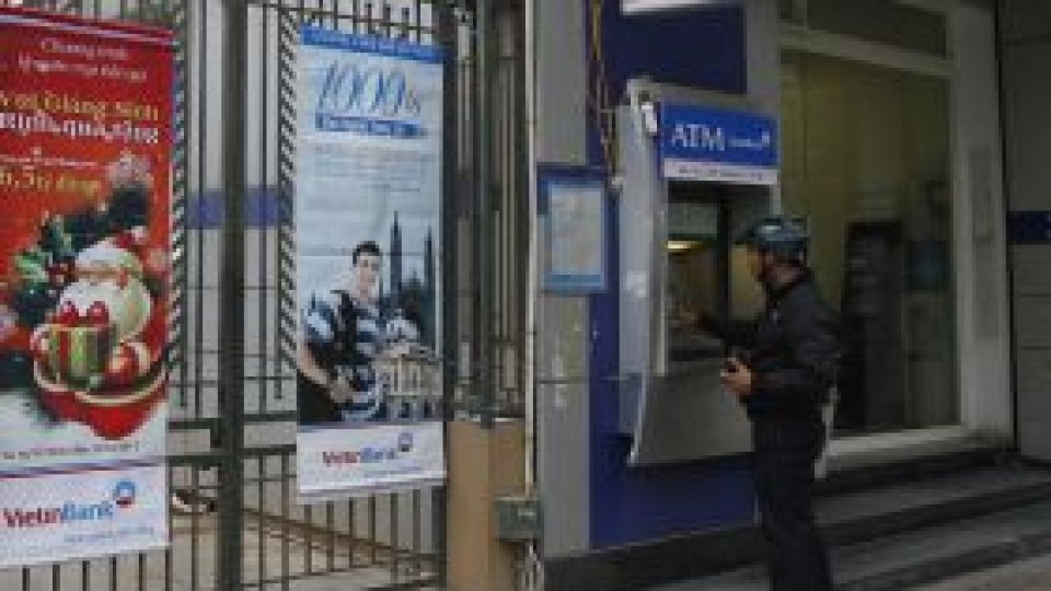 Numărul angajaţilor din bănci, "în scădere" în România