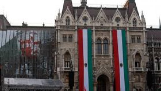 Drapelul secuiesc, arborat pe clădirea Parlamentului Ungariei