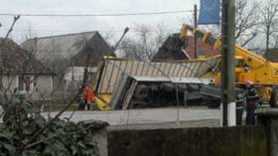 Un TIR s-a răsturnat în localitatea timişeană Birda