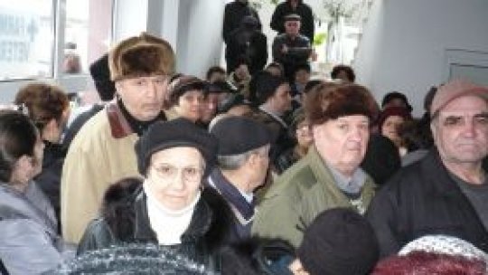 Înghesuială la distribuirea alimentelor de la UE