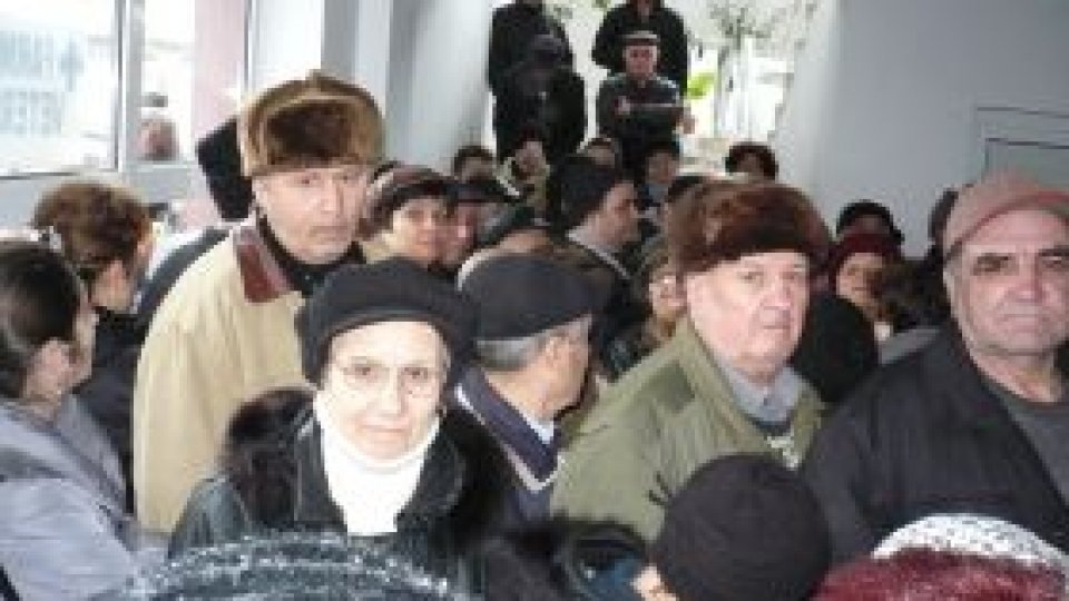 Înghesuială la distribuirea alimentelor de la UE