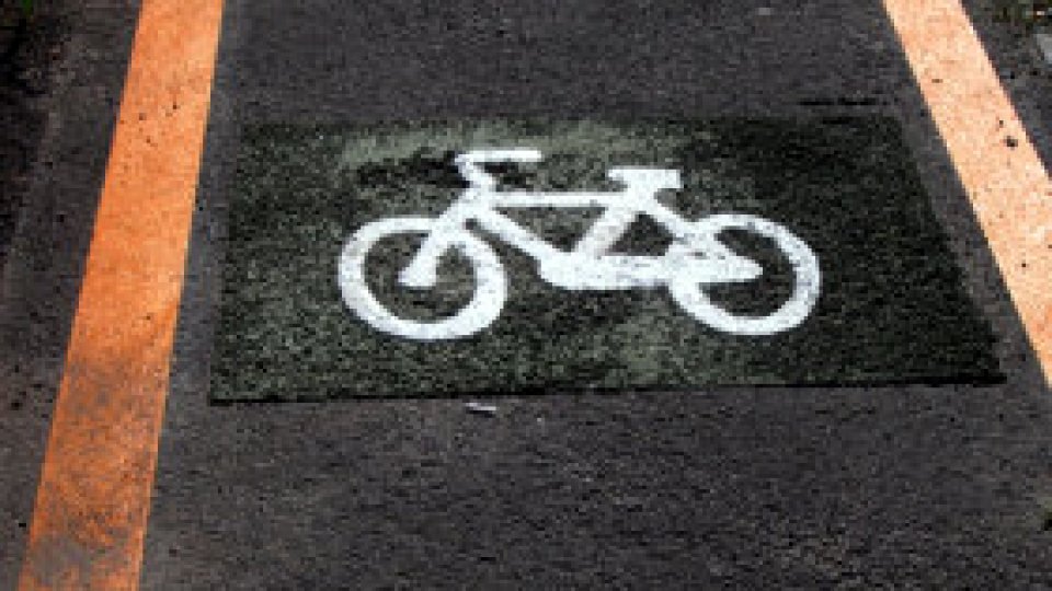 Pistele de biciclete se întorc pe trotuar