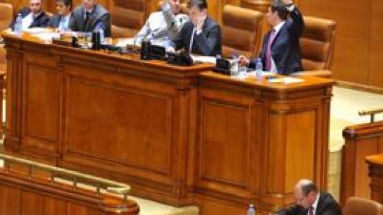 Preşedintele Traian Băsescu se adresează marţi Parlamentului