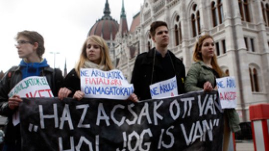 UE, "preocupată" de modificarea Constituţiei Ungariei