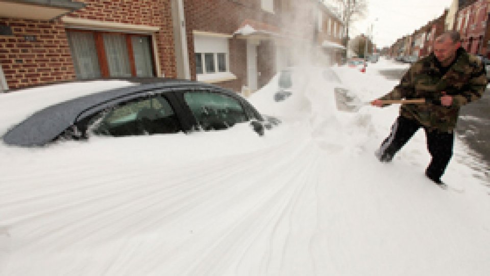 Ninsoarea paralizează ţările din nord-vestul Europei