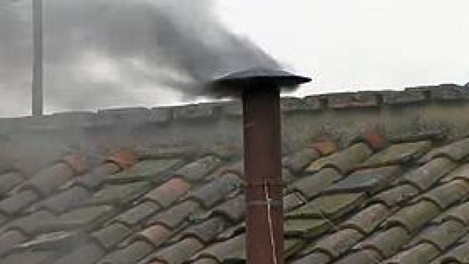 Fum negru pe coşul Capelei Sixtine a doua oară - update