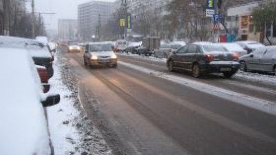 Drumuri închise şi localităţi fără curent din cauza viscolului