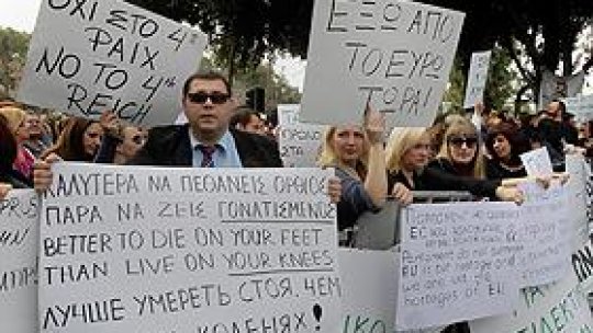 Ciprul a scăpat de faliment, "dar cu un preţ dureros"