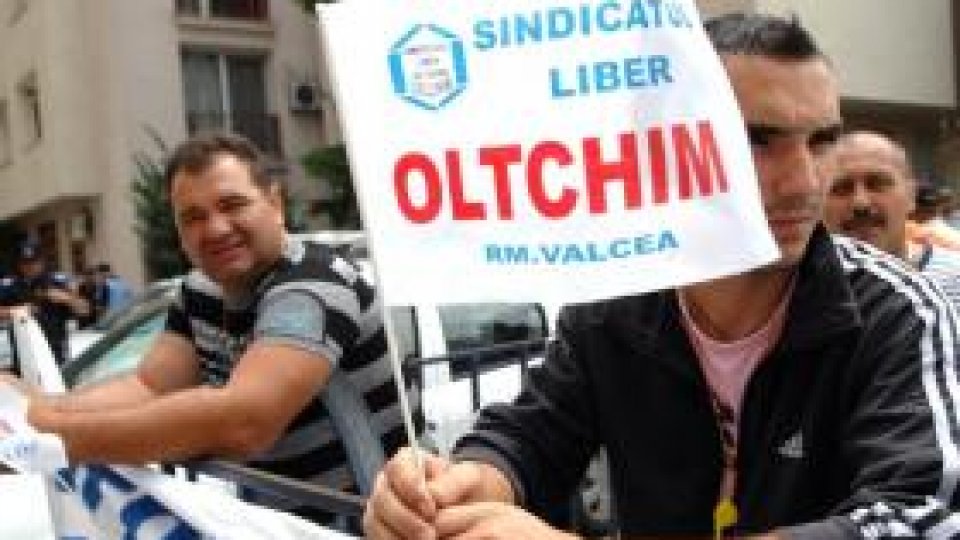 Angajaţii Oltchim continuă protestele