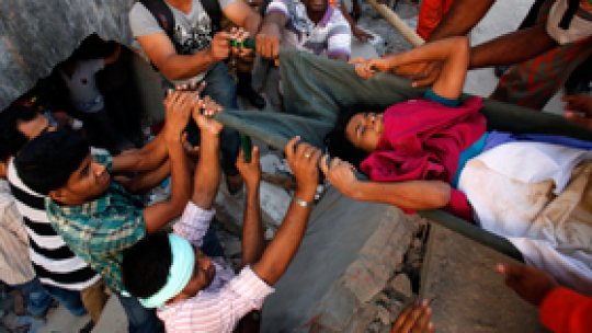 Sute de morţi după prăbuşirea unei clădiri din Bangladesh