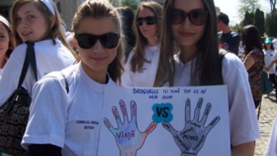 Elevii din Botoşani protestează faţă de consumul de droguri