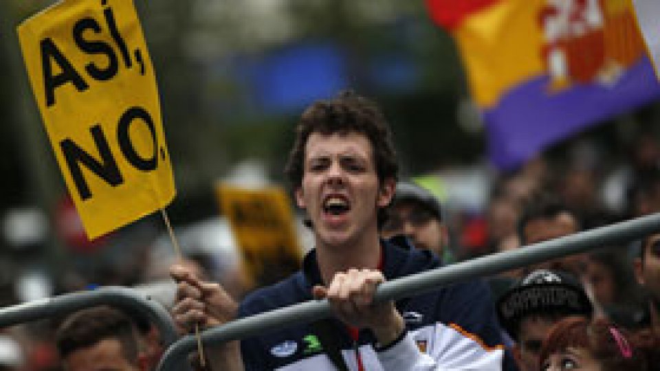 Spaniolii protestează faţă de reducerile bugetare
