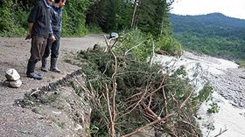 Cotele de inundaţie şi de pericol, depăşite pe mai multe râuri