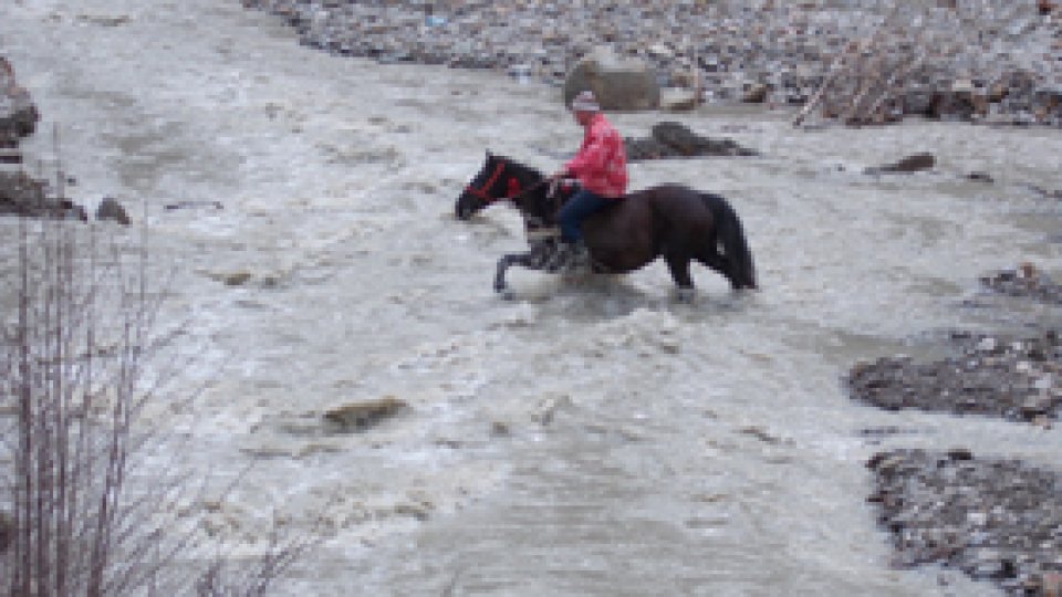 Câteva sute de buzoieni "ar putea rămâne izolaţi mai multe luni"